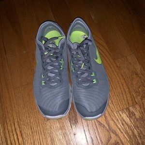 Women’s Nike tennis shoes